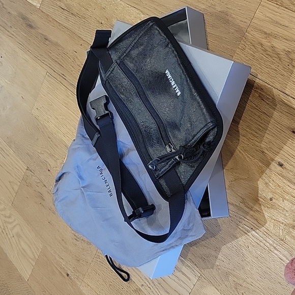 Balenciaga leather fanny pack/cross body - Picture 6 of 8
